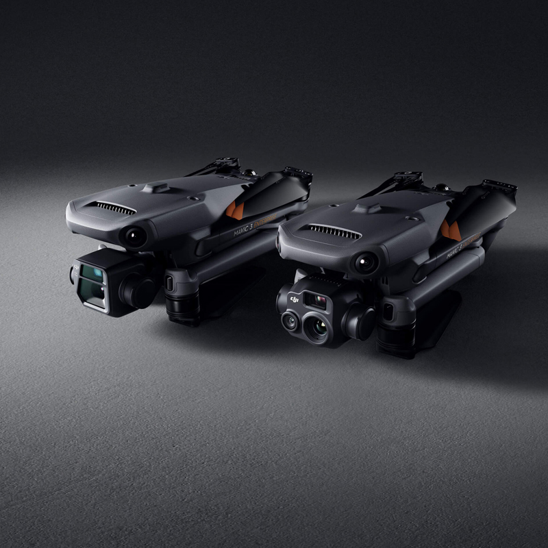 DJI大疆御Mavic 3E/3T行业无人机,御Mavic 3E无人机,Mavic3 行业系列是两款小型行业无人机，具有小巧便携和强大性能的特点。
其中，Mavic3E主要针对测绘和泛测绘领域，配备了 4/3 英寸广角相机和机械快门，结合RTK 模块可以实现高精度测绘作业。
Mavic3T则主要针对消防、巡逻和搜救等场景，配备了广角长焦和热红外相机。